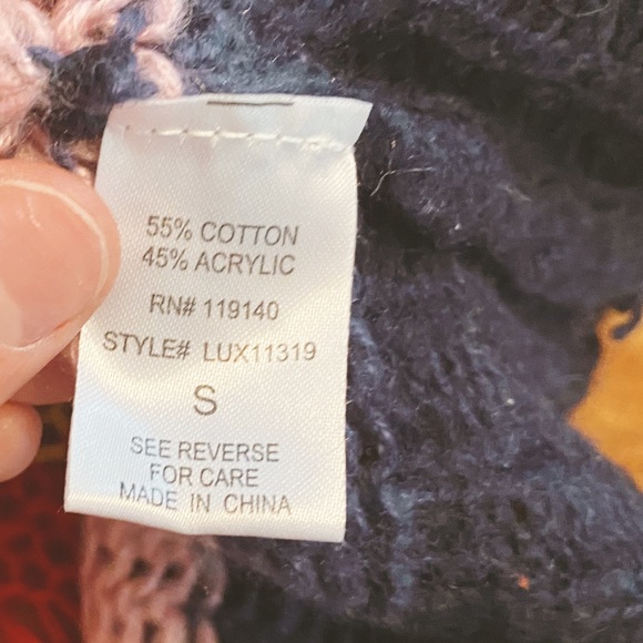 SOLD favlux sweater - Picture 7 of 8